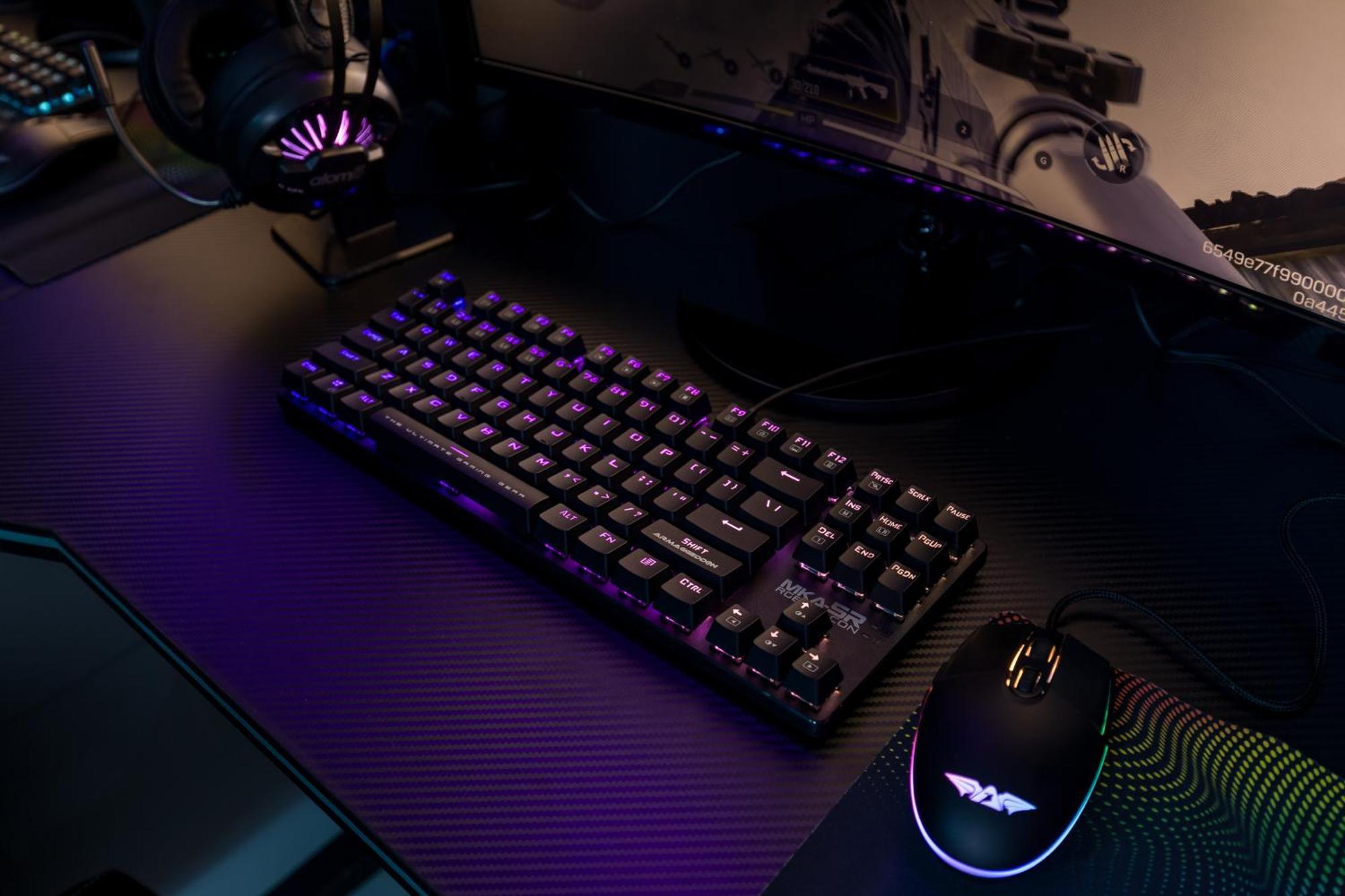 Arte Mont Kiara Kuala Lumpur Exterior foto A Razer gaming keyboard and mouse